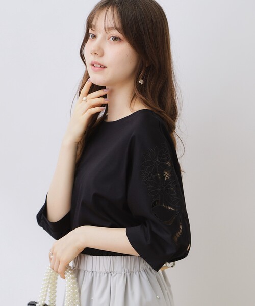 couture brooch(クチュールブローチ)の「◆新色追加【接触冷感/UV/洗える】マーガレットエンブロドルマンカットソー(Tシャツ/カットソー・レディース・ブルー系7/ブラック/サンドベージュ/ブラック系2/オフホワイト/ライトグリーン/ホワイト系9/ホワイト系5/ピンク系その他・34/42/38)」の17枚目の写真