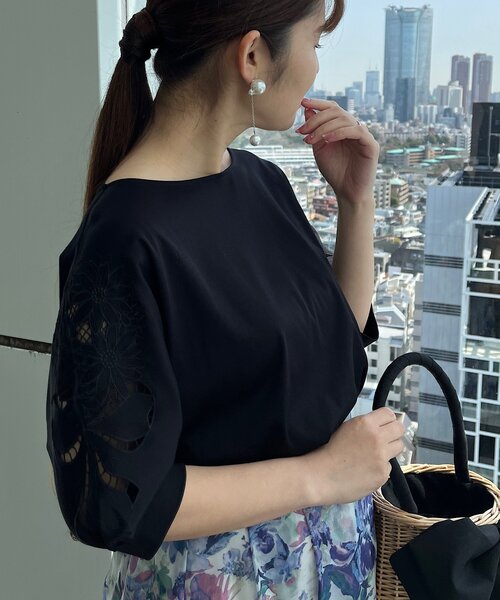 couture brooch(クチュールブローチ)の「◆新色追加【接触冷感/UV/洗える】マーガレットエンブロドルマンカットソー(Tシャツ/カットソー・レディース・ブルー系7/ブラック/サンドベージュ/ブラック系2/オフホワイト/ライトグリーン/ホワイト系9/ホワイト系5/ピンク系その他・34/42/38)」の22枚目の写真