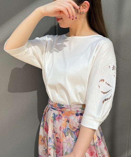 couture brooch(クチュールブローチ)の「◆新色追加【接触冷感/UV/洗える】マーガレットエンブロドルマンカットソー(Tシャツ/カットソー・レディース・ブルー系7/ブラック/サンドベージュ/ブラック系2/オフホワイト/ライトグリーン/ホワイト系9/ホワイト系5/ピンク系その他・34/42/38)」の2枚目の写真