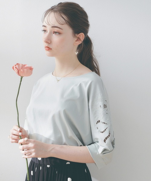 couture brooch(クチュールブローチ)の「◆新色追加【接触冷感/UV/洗える】マーガレットエンブロドルマンカットソー(Tシャツ/カットソー・レディース・ブルー系7/ブラック/サンドベージュ/ブラック系2/オフホワイト/ライトグリーン/ホワイト系9/ホワイト系5/ピンク系その他・34/42/38)」の7枚目の写真