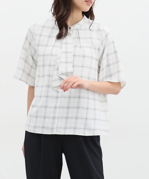 Honeys(ハニーズ)の「5分袖ボウタイブラウス(シャツ/ブラウス・レディース・ネイビー/ホワイト/ネイビー系/ホワイト系その他/ラベンダー/ベージュ系その他/ブラウン/ピンク系その他・LL/3L/S/M/L)」の2枚目の写真