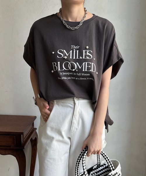 DouDou(ドゥドゥ)の「フロッキープリントロゴパールTEE(Tシャツ/カットソー・レディース・ピンク/グレイッシュベージュ/オフホワイト/チャコールグレー・FREE)」の2枚目の写真