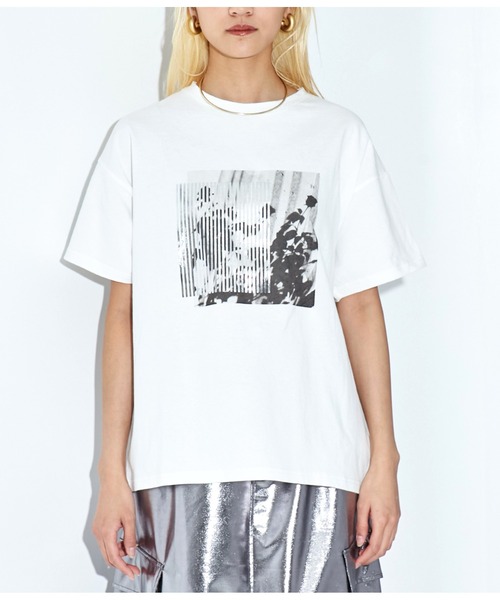 Settimissimo（セッティミッシモ）の「オーバーサイズ モノクロフラワープリント Tシャツ（Tシャツ/カットソー・レディース・シルバー/ゴールド・FREE）」の2枚目の写真