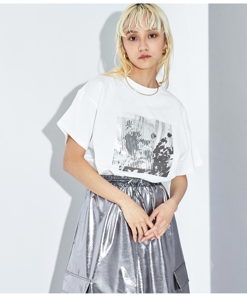 Settimissimo（セッティミッシモ）の「オーバーサイズ モノクロフラワープリント Tシャツ（Tシャツ/カットソー・レディース・シルバー/ゴールド・FREE）」の4枚目の写真