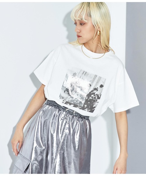 Settimissimo（セッティミッシモ）の「オーバーサイズ モノクロフラワープリント Tシャツ（Tシャツ/カットソー・レディース・シルバー/ゴールド・FREE）」の5枚目の写真