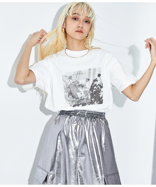 Settimissimo（セッティミッシモ）の「オーバーサイズ モノクロフラワープリント Tシャツ（Tシャツ/カットソー・レディース・シルバー/ゴールド・FREE）」の6枚目の写真