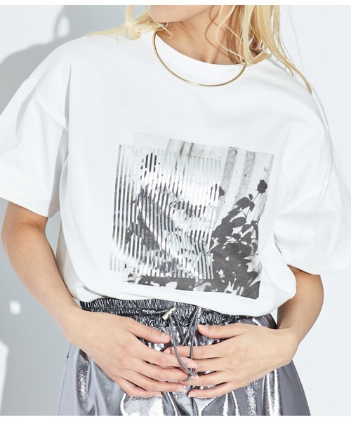 Settimissimo（セッティミッシモ）の「オーバーサイズ モノクロフラワープリント Tシャツ（Tシャツ/カットソー・レディース・シルバー/ゴールド・FREE）」の3枚目の写真