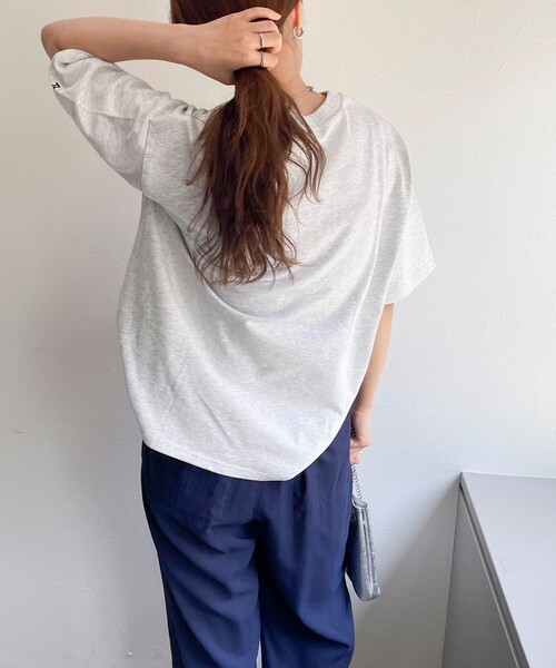 fredy emue(フレディエミュ)の「【新色登場】FRワッペンオーバーサイズ Tシャツ(Tシャツ/カットソー・レディース・チャコールグレー/グレイッシュベージュ/ライトグレー/オフホワイト/グレー・38)」の4枚目の写真