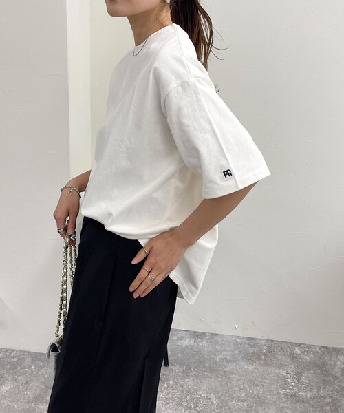 fredy emue(フレディエミュ)の「【新色登場】FRワッペンオーバーサイズ Tシャツ(Tシャツ/カットソー・レディース・チャコールグレー/グレイッシュベージュ/ライトグレー/オフホワイト/グレー・38)」の1枚目の写真