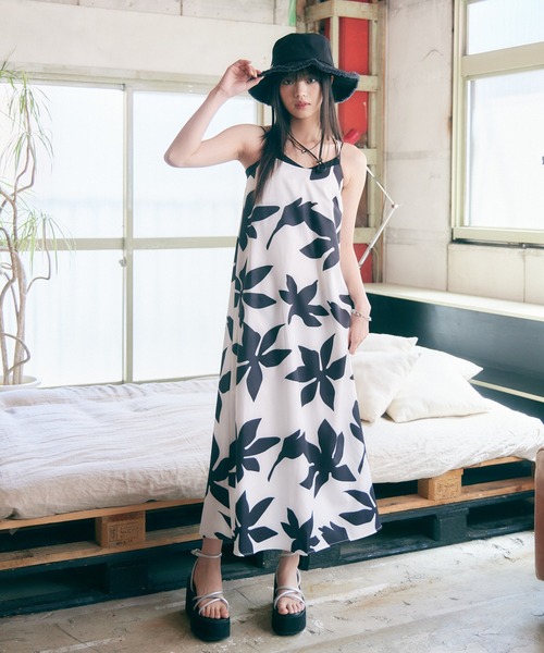 ENVYM（アンビー）の「バッククロスキャミワンピ（ワンピース・レディース・ブラック/ホワイト・FREE）」の7枚目の写真