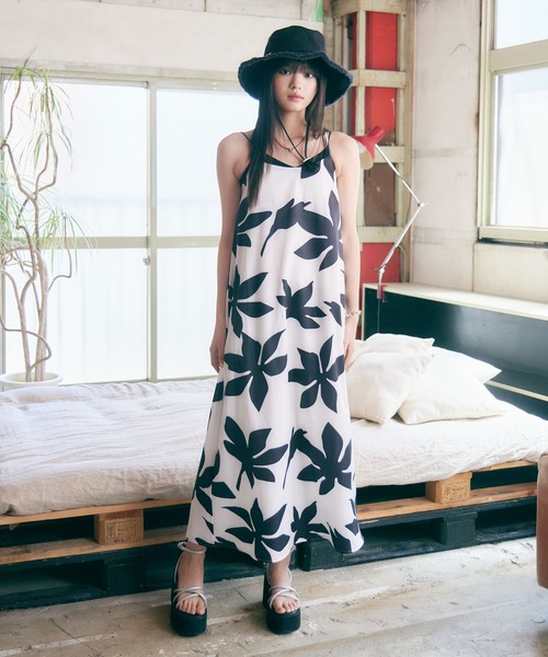 ENVYM（アンビー）の「バッククロスキャミワンピ（ワンピース・レディース・ブラック/ホワイト・FREE）」の15枚目の写真