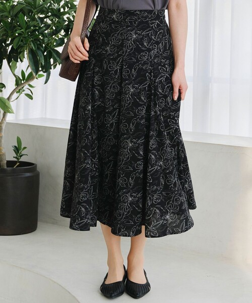 フラワープリントスカート（スカート）｜Tiaclasse（ティアクラッセ）