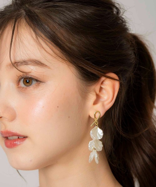 NOELA(ノエラ)の「ブライトフラワーピアス(ピアス(両耳用)・レディース・ゴールド・フリー)」の1枚目の写真