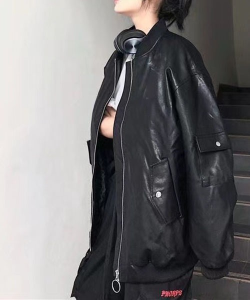 gossip！ロサンゼルス（ゴシップロサンゼルス）の「オーバーサイズ　ヴィンテージデザイン合皮ブルゾン（ライダースジャケット・レディース・ブラック・M/L）」の2枚目の写真