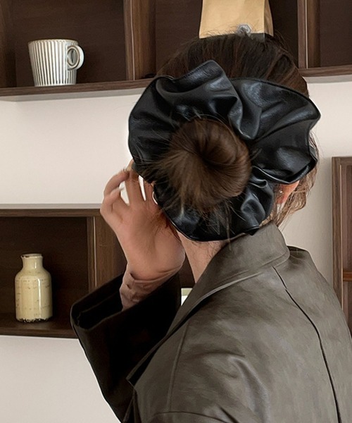 leune（ルネ）の「フェイクレザーシュシュ（シュシュ・レディース・ボルドー/ブラウン/オフホワイト/ブラック・FREE）」の2枚目の写真