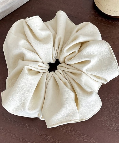 leune（ルネ）の「フェイクレザーシュシュ（シュシュ・レディース・ボルドー/ブラウン/オフホワイト/ブラック・FREE）」の8枚目の写真