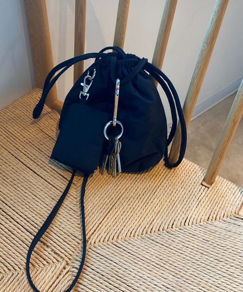 ISOOK（アイスー）の「ナイロンライクショルダーバッグ(kiharu select)/巾着バッグ ハンドバッグ 斜めがけ ミニ（ハンドバッグ・レディース・ブラック/カーキ・FREE）」の2枚目の写真