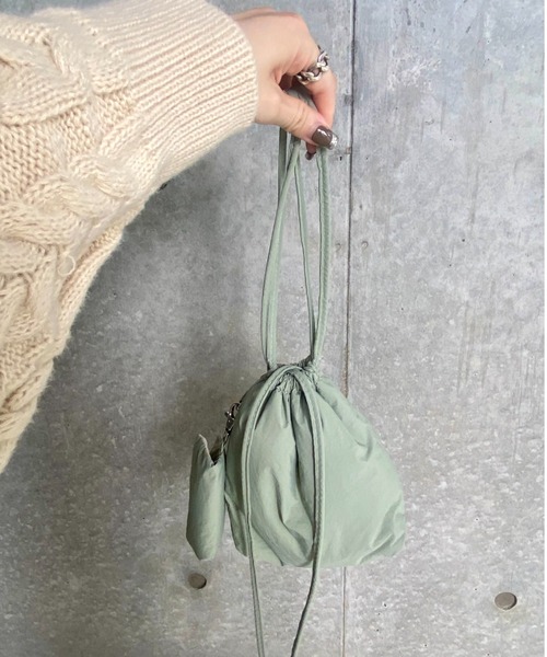 ISOOK（アイスー）の「ナイロンライクショルダーバッグ(kiharu select)/巾着バッグ ハンドバッグ 斜めがけ ミニ（ハンドバッグ・レディース・ブラック/カーキ・FREE）」の6枚目の写真