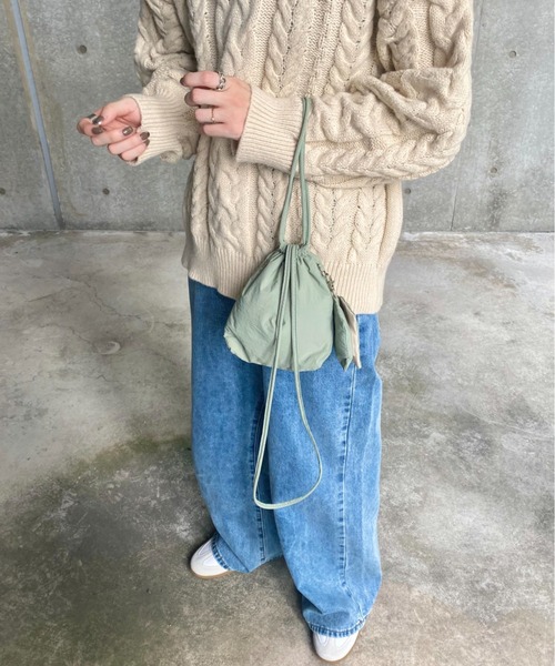 ISOOK（アイスー）の「ナイロンライクショルダーバッグ(kiharu select)/巾着バッグ ハンドバッグ 斜めがけ ミニ（ハンドバッグ・レディース・ブラック/カーキ・FREE）」の4枚目の写真