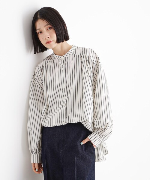 THE SHOP TK (ザ ショップ ティーケー )の「バックシャーリングシャツ【洗える】(シャツ/ブラウス・レディース・アイボリー系2/オフホワイト/サックスブルー系2・99)」の1枚目の写真