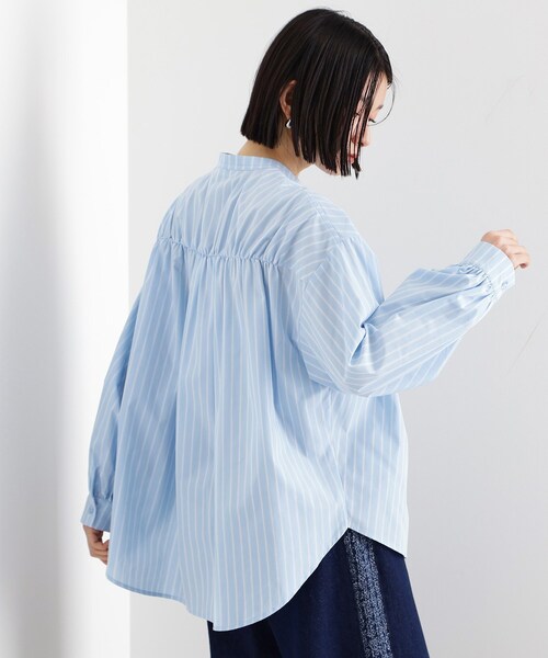 THE SHOP TK (ザ ショップ ティーケー )の「バックシャーリングシャツ【洗える】(シャツ/ブラウス・レディース・アイボリー系2/オフホワイト/サックスブルー系2・99)」の3枚目の写真