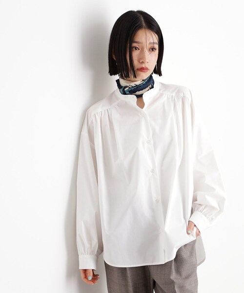 THE SHOP TK (ザ ショップ ティーケー )の「バックシャーリングシャツ【洗える】(シャツ/ブラウス・レディース・アイボリー系2/オフホワイト/サックスブルー系2・99)」の2枚目の写真