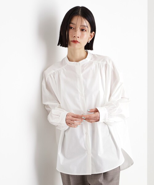 THE SHOP TK (ザ ショップ ティーケー )の「バックシャーリングシャツ【洗える】(シャツ/ブラウス・レディース・アイボリー系2/オフホワイト/サックスブルー系2・99)」の4枚目の写真