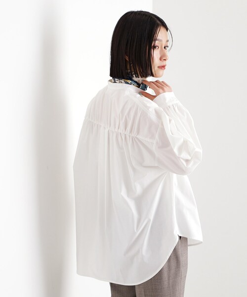 THE SHOP TK (ザ ショップ ティーケー )の「バックシャーリングシャツ【洗える】(シャツ/ブラウス・レディース・アイボリー系2/オフホワイト/サックスブルー系2・99)」の5枚目の写真