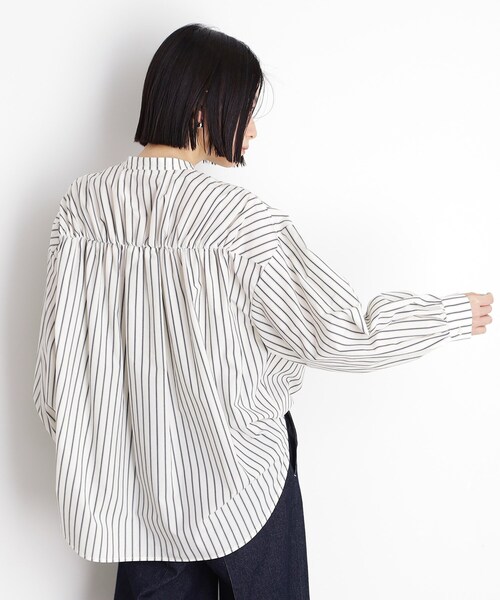 THE SHOP TK (ザ ショップ ティーケー )の「バックシャーリングシャツ【洗える】(シャツ/ブラウス・レディース・アイボリー系2/オフホワイト/サックスブルー系2・99)」の9枚目の写真