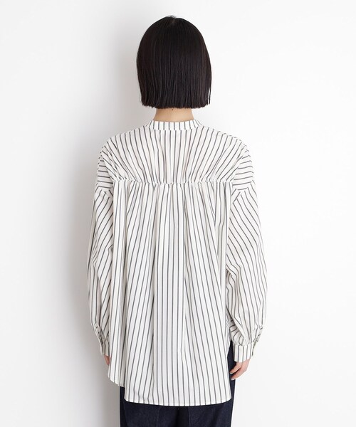 THE SHOP TK (ザ ショップ ティーケー )の「バックシャーリングシャツ【洗える】(シャツ/ブラウス・レディース・アイボリー系2/オフホワイト/サックスブルー系2・99)」の18枚目の写真