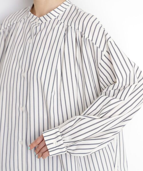 THE SHOP TK (ザ ショップ ティーケー )の「バックシャーリングシャツ【洗える】(シャツ/ブラウス・レディース・アイボリー系2/オフホワイト/サックスブルー系2・99)」の20枚目の写真