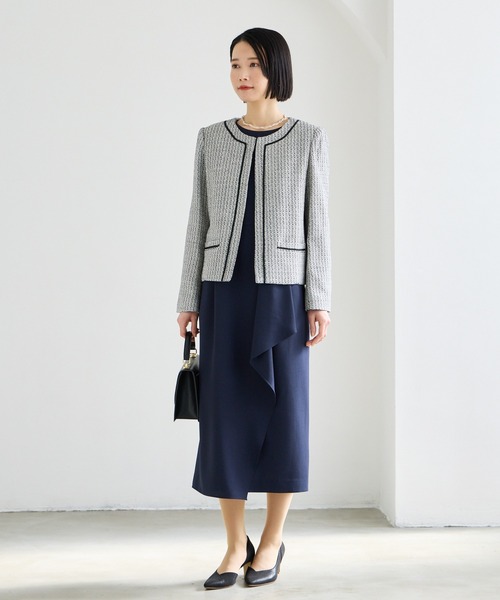 AIMER（エメ）の「ベルト付きアシンメトリーラッフルタイトワンピース（ワンピース・レディース・ベージュ/ネイビー・LARGE/MEDIUM）」の6枚目の写真