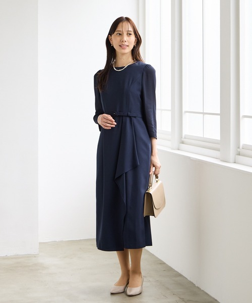 AIMER（エメ）の「ベルト付きアシンメトリーラッフルタイトワンピース（ワンピース・レディース・ベージュ/ネイビー・LARGE/MEDIUM）」の21枚目の写真