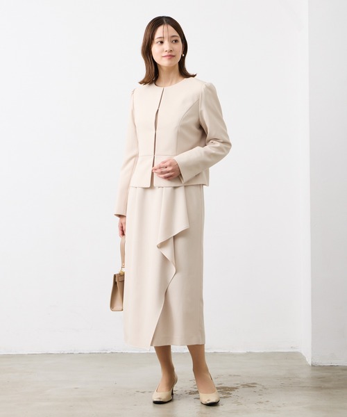 AIMER（エメ）の「ベルト付きアシンメトリーラッフルタイトワンピース（ワンピース・レディース・ベージュ/ネイビー・LARGE/MEDIUM）」の12枚目の写真