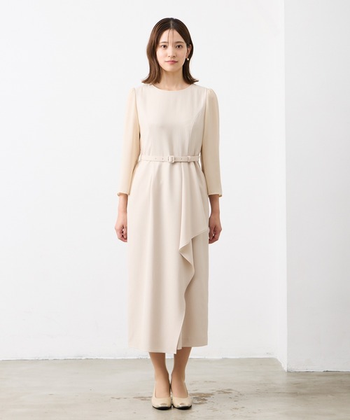 AIMER（エメ）の「ベルト付きアシンメトリーラッフルタイトワンピース（ワンピース・レディース・ベージュ/ネイビー・LARGE/MEDIUM）」の8枚目の写真