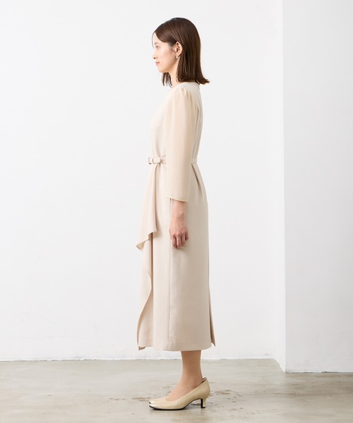 AIMER（エメ）の「ベルト付きアシンメトリーラッフルタイトワンピース（ワンピース・レディース・ベージュ/ネイビー・LARGE/MEDIUM）」の9枚目の写真