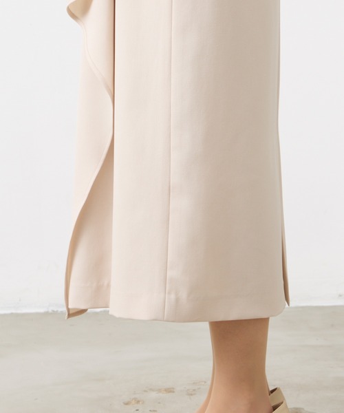 AIMER（エメ）の「ベルト付きアシンメトリーラッフルタイトワンピース（ワンピース・レディース・ベージュ/ネイビー・LARGE/MEDIUM）」の19枚目の写真