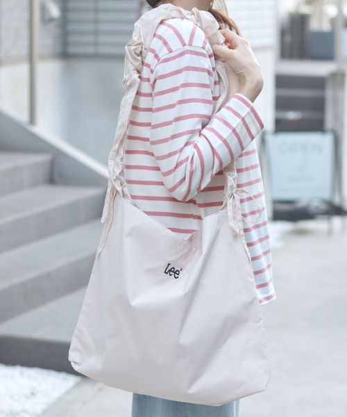 Lee(リー)の「Lee/リー ロゴ ワンポイント刺繍 2Way シャーリングショルダーバッグ/ビッグショルダーバッグ/ニュースペーパーバッグ/レディース メンズ/大容量(ショルダーバッグ・レディース・ブラック/シルバー/ライトベージュ・FREE)」の3枚目の写真
