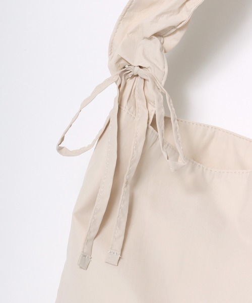 Lee(リー)の「Lee/リー ロゴ ワンポイント刺繍 2Way シャーリングショルダーバッグ/ビッグショルダーバッグ/ニュースペーパーバッグ/レディース メンズ/大容量(ショルダーバッグ・レディース・ブラック/シルバー/ライトベージュ・FREE)」の8枚目の写真