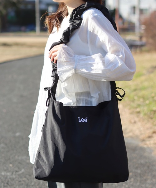Lee(リー)の「Lee/リー ロゴ ワンポイント刺繍 2Way シャーリングショルダーバッグ/ビッグショルダーバッグ/ニュースペーパーバッグ/レディース メンズ/大容量(ショルダーバッグ・レディース・ブラック/シルバー/ライトベージュ・FREE)」の19枚目の写真