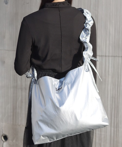 Lee(リー)の「Lee/リー ロゴ ワンポイント刺繍 2Way シャーリングショルダーバッグ/ビッグショルダーバッグ/ニュースペーパーバッグ/レディース メンズ/大容量(ショルダーバッグ・レディース・ブラック/シルバー/ライトベージュ・FREE)」の17枚目の写真