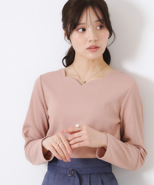 couture brooch(クチュールブローチ)の「【新色あり/通勤/マシンウォッシャブル・アンチピリング機能付き】ハートネックテレコプルオーバー(Tシャツ/カットソー・レディース・ベビーピンク/ブラック/ホワイト系5/オフホワイト・42/38/36/40)」の1枚目の写真
