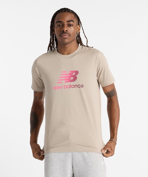 NEW BALANCE(ニューバランス)の「Sport Essentials ロゴ ショートスリーブTシャツ(Tシャツ/カットソー・メンズ・ブラック/グレイッシュベージュ・SMALL/MEDIUM/LARGE/X-LARGE/XX-LARGE)」の1枚目の写真