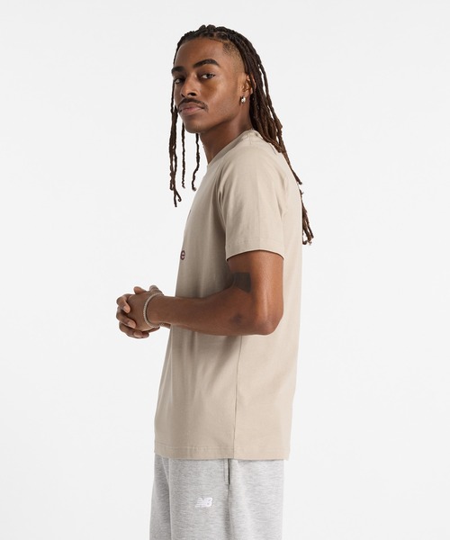 NEW BALANCE(ニューバランス)の「Sport Essentials ロゴ ショートスリーブTシャツ(Tシャツ/カットソー・メンズ・ブラック/グレイッシュベージュ・SMALL/MEDIUM/LARGE/X-LARGE/XX-LARGE)」の8枚目の写真