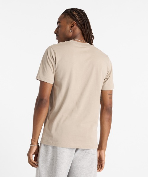 NEW BALANCE(ニューバランス)の「Sport Essentials ロゴ ショートスリーブTシャツ(Tシャツ/カットソー・メンズ・ブラック/グレイッシュベージュ・SMALL/MEDIUM/LARGE/X-LARGE/XX-LARGE)」の9枚目の写真