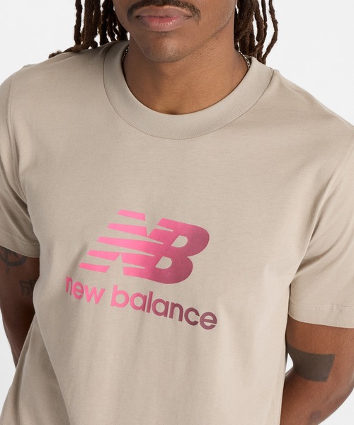 NEW BALANCE(ニューバランス)の「Sport Essentials ロゴ ショートスリーブTシャツ(Tシャツ/カットソー・メンズ・ブラック/グレイッシュベージュ・SMALL/MEDIUM/LARGE/X-LARGE/XX-LARGE)」の10枚目の写真