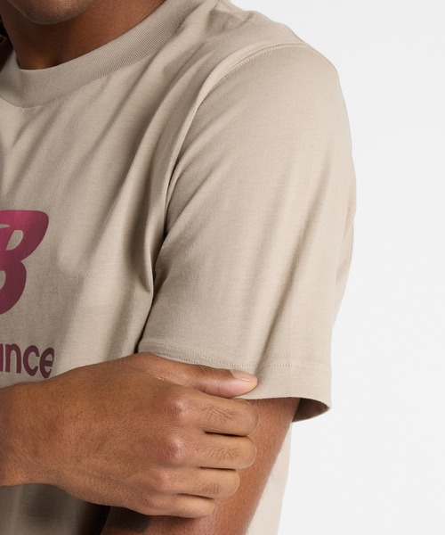 NEW BALANCE(ニューバランス)の「Sport Essentials ロゴ ショートスリーブTシャツ(Tシャツ/カットソー・メンズ・ブラック/グレイッシュベージュ・SMALL/MEDIUM/LARGE/X-LARGE/XX-LARGE)」の11枚目の写真