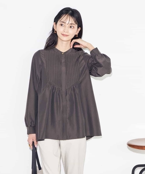 a.v.v（アーヴェヴェ）の「ピンタックフレアブラウス（シャツ/ブラウス・レディース・ダークインディゴブルー/ホワイト/チャコールグレー・34/36/38/40/42）」の2枚目の写真