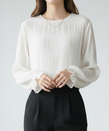 夏服シアー素材シャーリングブラウス立体感袖。フリルトップスで上品見えオフィスカジュアルやビジネスシーンにも。
