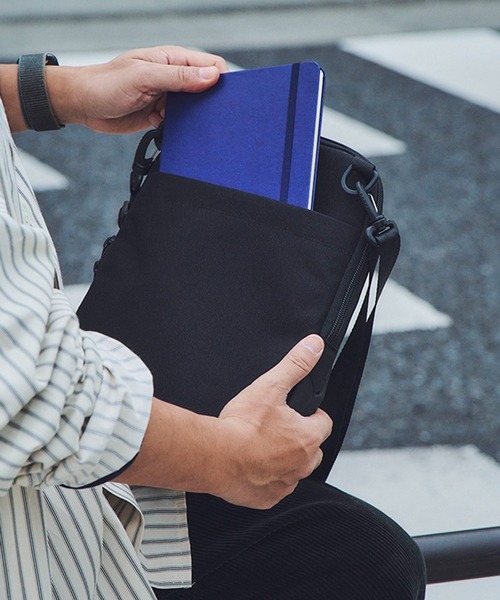 incase(インケース)の「Incase A.R.C. Crossbody Bag-Black(ビジネスバッグ・メンズ・ブラック・ONE SIZE)」の16枚目の写真